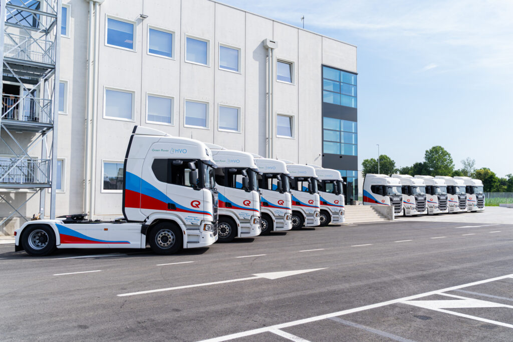 Cusinato Renato amplia la flotta con 10 nuovi Scania Super alimentati a HVO 1 Cusinato Renato, società del nostro Gruppo, specializzata nel trasporto alimentare, prosegue il proprio percorso di crescita con l’ingresso in flotta di 10 nuovi trattori Scania Super.