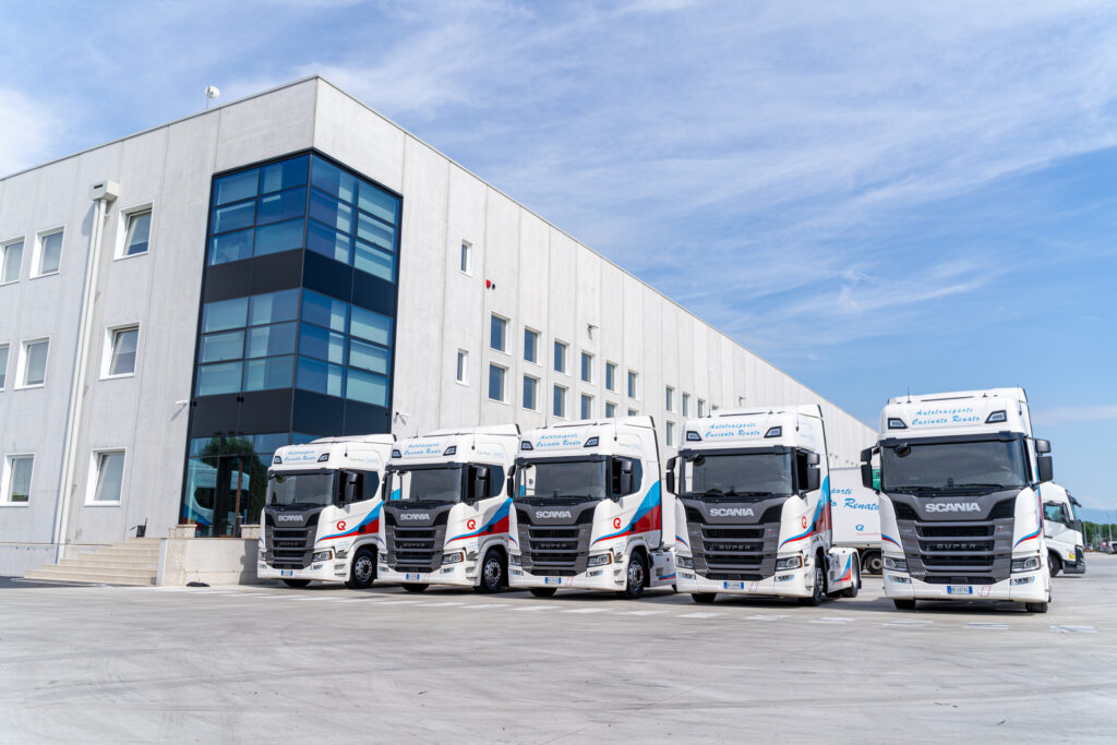 Cusinato Renato amplia la flotta con 10 nuovi Scania Super alimentati a HVO 2 Cusinato Renato, società del nostro Gruppo, specializzata nel trasporto alimentare, prosegue il proprio percorso di crescita con l’ingresso in flotta di 10 nuovi trattori Scania Super.
